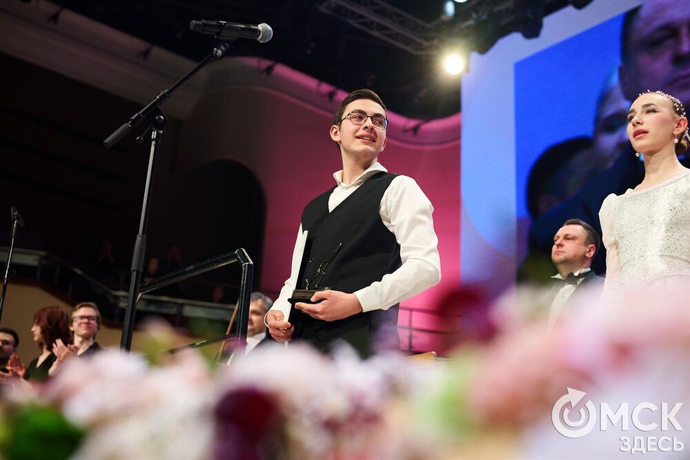 В Омске завершился III Межрегиональный открытый конкурс струнно-смычковых исполнителей им. В. Я. Шпета. Музыканты получили главные награды , а на сцене Концертного зала лауреаты исполнили свои конкурсные произведения в сопровождении симфонического оркестра и маэстро Михаила Голикова. Фото: Илья Петров