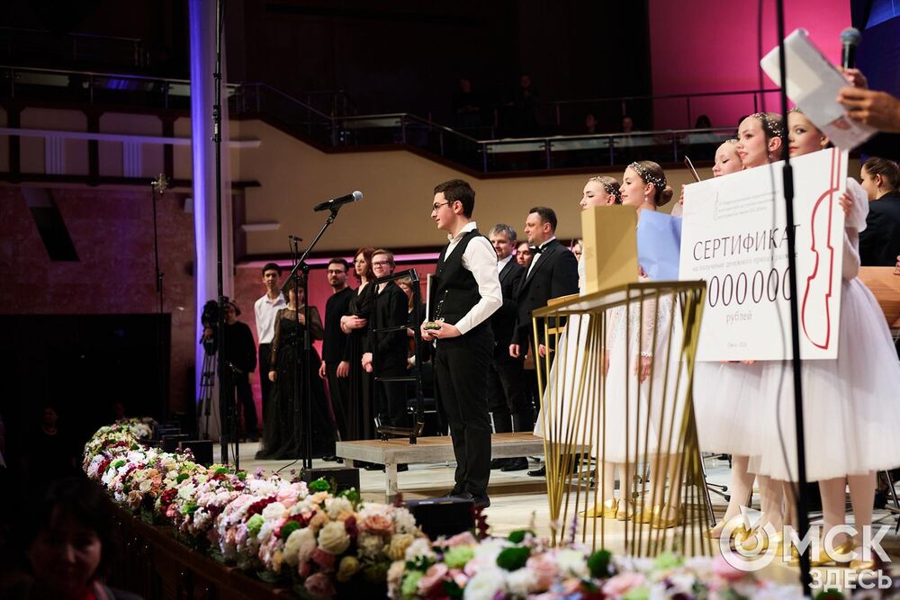 В Омске завершился III Межрегиональный открытый конкурс струнно-смычковых исполнителей им. В. Я. Шпета. Музыканты получили главные награды , а на сцене Концертного зала лауреаты исполнили свои конкурсные произведения в сопровождении симфонического оркестра и маэстро Михаила Голикова. Фото: Илья Петров