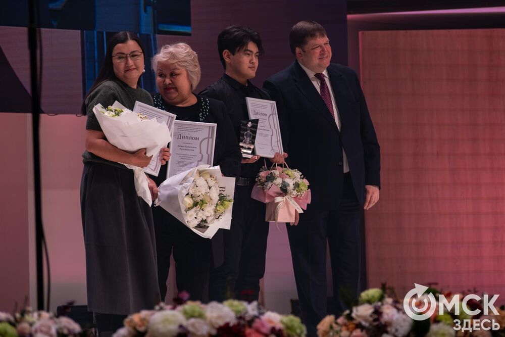В Омске завершился III Межрегиональный открытый конкурс струнно-смычковых исполнителей им. В. Я. Шпета. Музыканты получили главные награды , а на сцене Концертного зала лауреаты исполнили свои конкурсные произведения в сопровождении симфонического оркестра и маэстро Михаила Голикова. Фото: Илья Петров