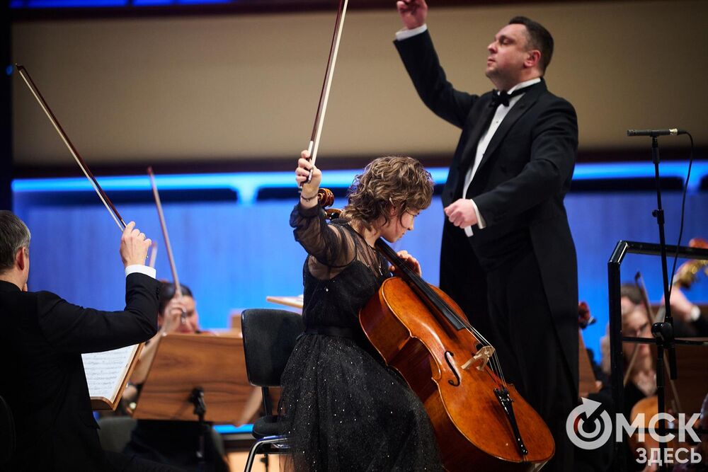 В Омске завершился III Межрегиональный открытый конкурс струнно-смычковых исполнителей им. В. Я. Шпета. Музыканты получили главные награды , а на сцене Концертного зала лауреаты исполнили свои конкурсные произведения в сопровождении симфонического оркестра и маэстро Михаила Голикова. Фото: Илья Петров
