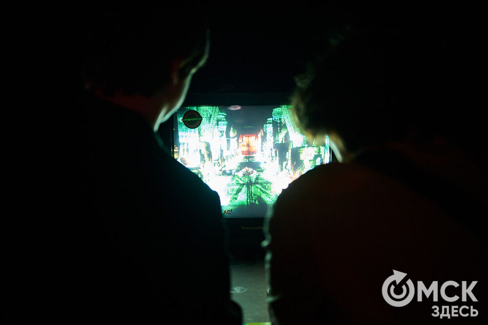 Этот сорт времяпрепровождения не про эскапизм и залипание в экран, а, наоборот, про общение, пусть и с геймпадом в руках. Фото: Илья Петров