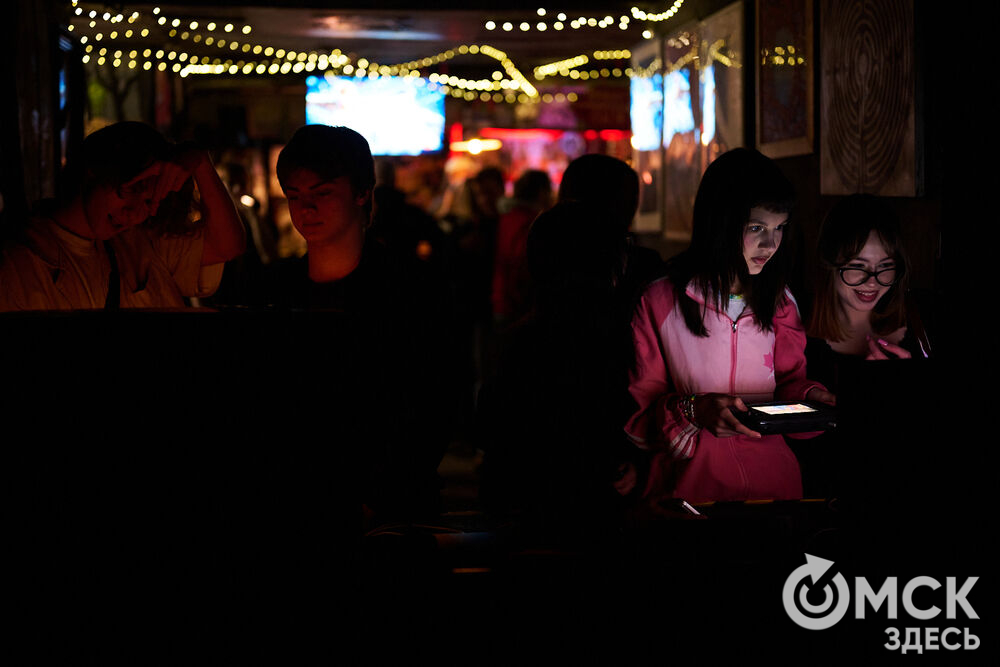 Этот сорт времяпрепровождения не про эскапизм и залипание в экран, а, наоборот, про общение, пусть и с геймпадом в руках. Фото: Илья Петров