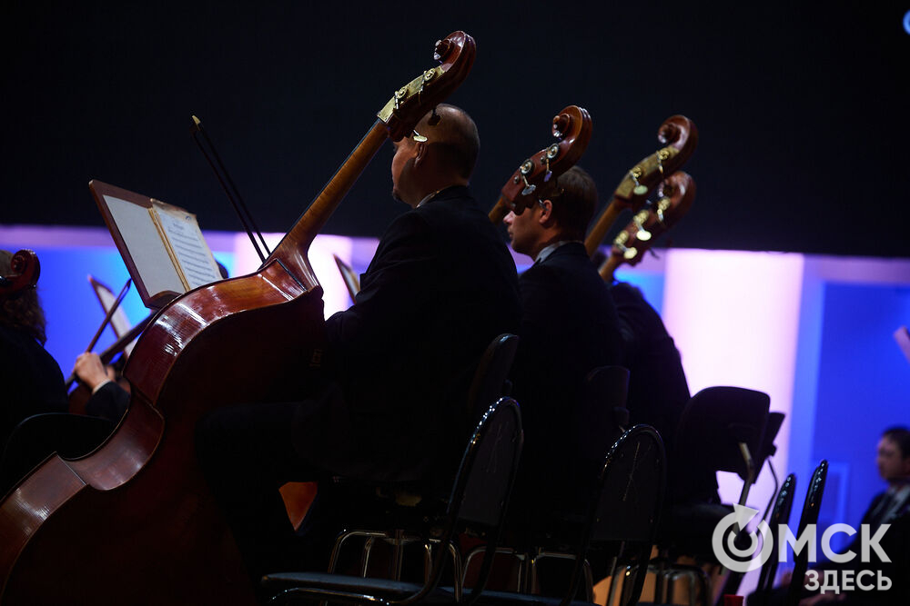 В Омске выступили один из лучших виолончелистов мира, народный артист России Александр Князев и художественный руководитель и главный дирижёр Международного симфонического оркестра "Таврический" Михаил Голиков. Вместе с Омским симфоническим оркестром они исполнили романтические шедевры русской и французской классики. Фото: Илья Петров