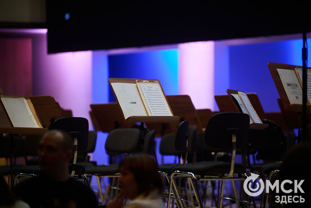 В Омске выступили один из лучших виолончелистов мира, народный артист России Александр Князев и художественный руководитель и главный дирижёр Международного симфонического оркестра "Таврический" Михаил Голиков. Вместе с Омским симфоническим оркестром они исполнили романтические шедевры русской и французской классики. Фото: Илья Петров