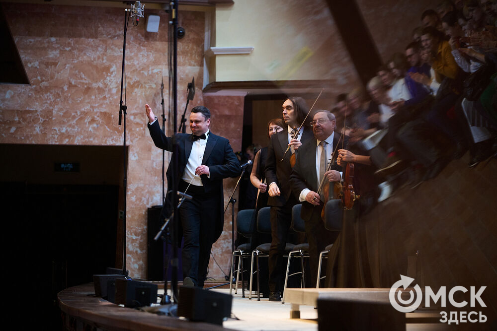 В Омске выступили один из лучших виолончелистов мира, народный артист России Александр Князев и художественный руководитель и главный дирижёр Международного симфонического оркестра "Таврический" Михаил Голиков. Вместе с Омским симфоническим оркестром они исполнили романтические шедевры русской и французской классики. Фото: Илья Петров