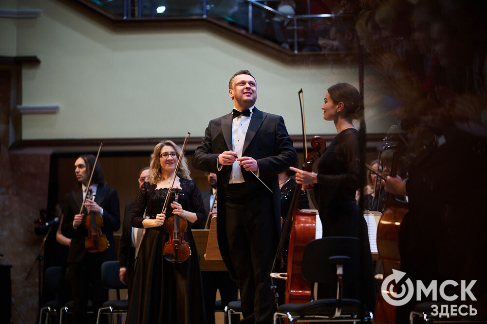 В Омске выступили один из лучших виолончелистов мира, народный артист России Александр Князев и художественный руководитель и главный дирижёр Международного симфонического оркестра "Таврический" Михаил Голиков. Вместе с Омским симфоническим оркестром они исполнили романтические шедевры русской и французской классики. Фото: Илья Петров