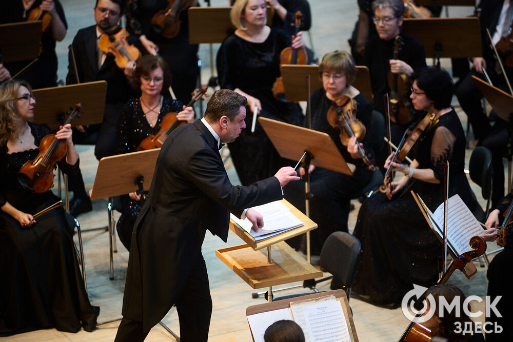 В Омске выступили один из лучших виолончелистов мира, народный артист России Александр Князев и художественный руководитель и главный дирижёр Международного симфонического оркестра "Таврический" Михаил Голиков. Вместе с Омским симфоническим оркестром они исполнили романтические шедевры русской и французской классики. Фото: Илья Петров