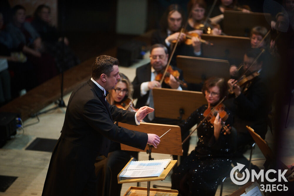 В Омске выступили один из лучших виолончелистов мира, народный артист России Александр Князев и художественный руководитель и главный дирижёр Международного симфонического оркестра "Таврический" Михаил Голиков. Вместе с Омским симфоническим оркестром они исполнили романтические шедевры русской и французской классики. Фото: Илья Петров
