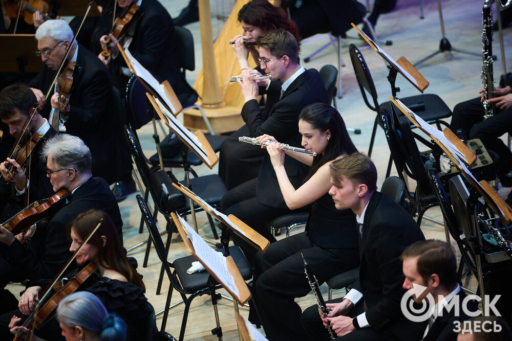 В Омске выступили один из лучших виолончелистов мира, народный артист России Александр Князев и художественный руководитель и главный дирижёр Международного симфонического оркестра "Таврический" Михаил Голиков. Вместе с Омским симфоническим оркестром они исполнили романтические шедевры русской и французской классики. Фото: Илья Петров