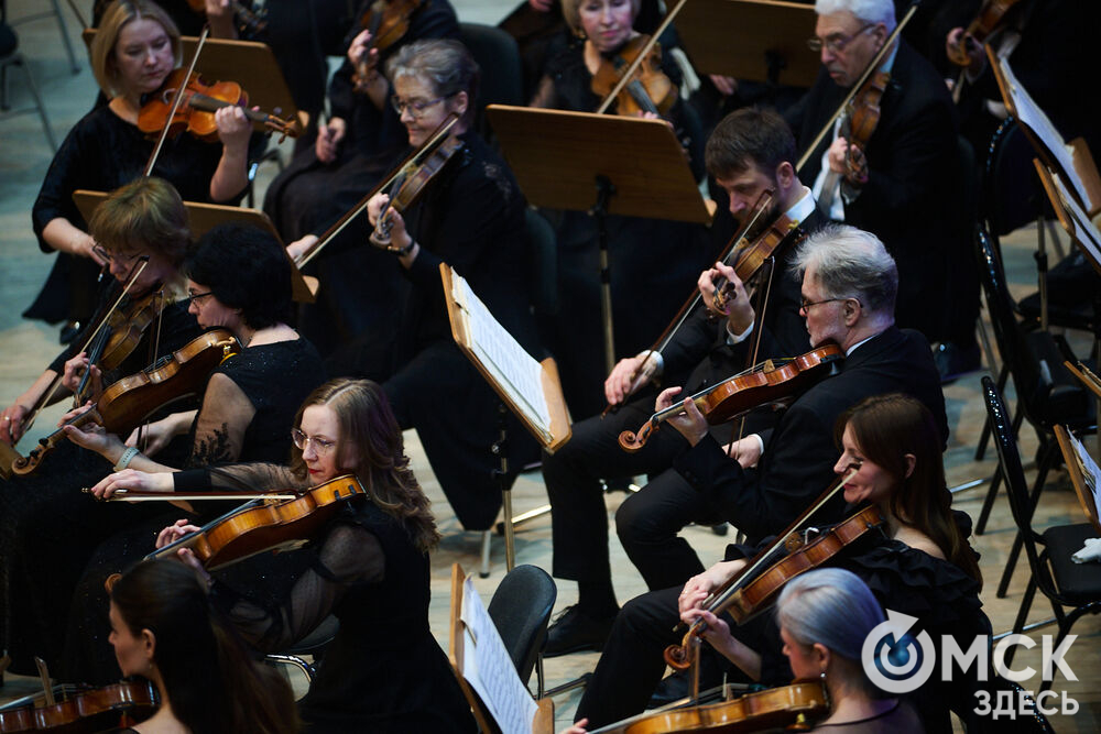 В Омске выступили один из лучших виолончелистов мира, народный артист России Александр Князев и художественный руководитель и главный дирижёр Международного симфонического оркестра "Таврический" Михаил Голиков. Вместе с Омским симфоническим оркестром они исполнили романтические шедевры русской и французской классики. Фото: Илья Петров