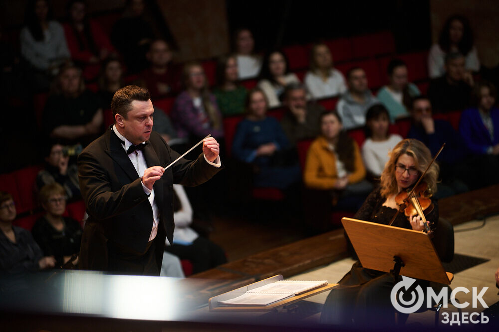 В Омске выступили один из лучших виолончелистов мира, народный артист России Александр Князев и художественный руководитель и главный дирижёр Международного симфонического оркестра "Таврический" Михаил Голиков. Вместе с Омским симфоническим оркестром они исполнили романтические шедевры русской и французской классики. Фото: Илья Петров