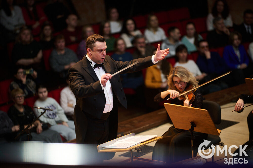 В Омске выступили один из лучших виолончелистов мира, народный артист России Александр Князев и художественный руководитель и главный дирижёр Международного симфонического оркестра "Таврический" Михаил Голиков. Вместе с Омским симфоническим оркестром они исполнили романтические шедевры русской и французской классики. Фото: Илья Петров