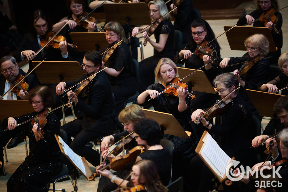 В Омске выступили один из лучших виолончелистов мира, народный артист России Александр Князев и художественный руководитель и главный дирижёр Международного симфонического оркестра "Таврический" Михаил Голиков. Вместе с Омским симфоническим оркестром они исполнили романтические шедевры русской и французской классики. Фото: Илья Петров
