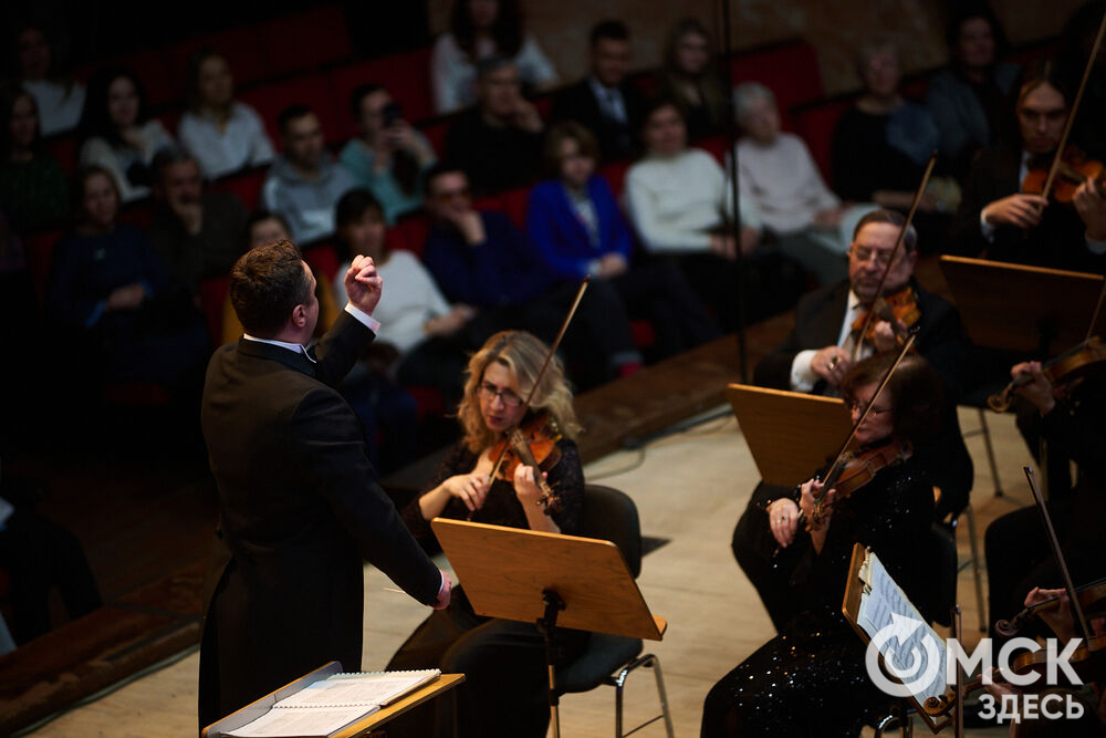 В Омске выступили один из лучших виолончелистов мира, народный артист России Александр Князев и художественный руководитель и главный дирижёр Международного симфонического оркестра "Таврический" Михаил Голиков. Вместе с Омским симфоническим оркестром они исполнили романтические шедевры русской и французской классики. Фото: Илья Петров