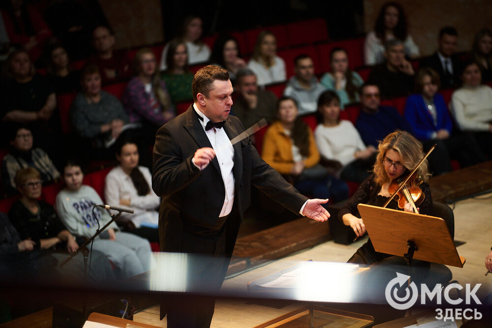 В Омске выступили один из лучших виолончелистов мира, народный артист России Александр Князев и художественный руководитель и главный дирижёр Международного симфонического оркестра "Таврический" Михаил Голиков. Вместе с Омским симфоническим оркестром они исполнили романтические шедевры русской и французской классики. Фото: Илья Петров