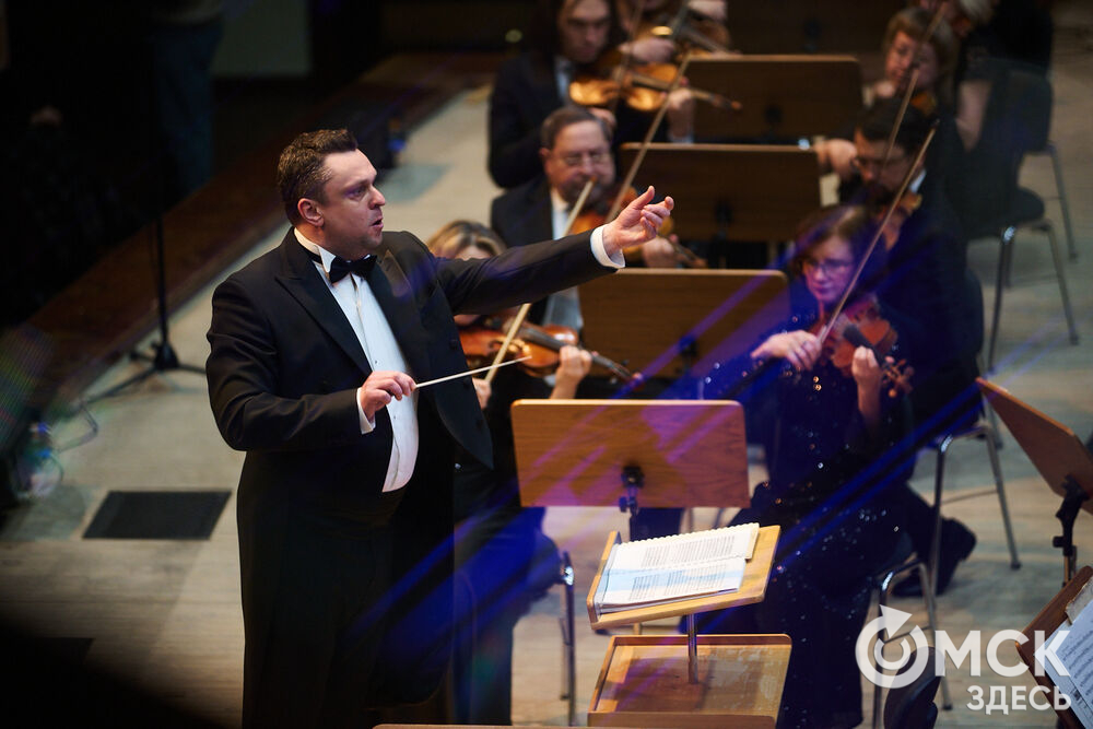 В Омске выступили один из лучших виолончелистов мира, народный артист России Александр Князев и художественный руководитель и главный дирижёр Международного симфонического оркестра "Таврический" Михаил Голиков. Вместе с Омским симфоническим оркестром они исполнили романтические шедевры русской и французской классики. Фото: Илья Петров