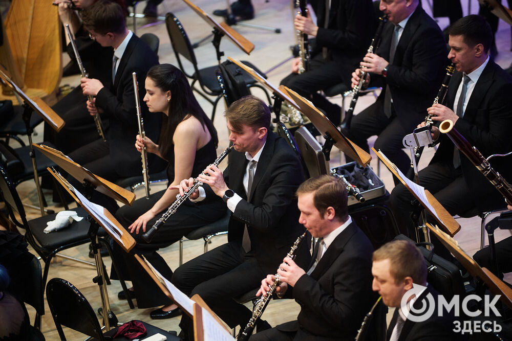 В Омске выступили один из лучших виолончелистов мира, народный артист России Александр Князев и художественный руководитель и главный дирижёр Международного симфонического оркестра "Таврический" Михаил Голиков. Вместе с Омским симфоническим оркестром они исполнили романтические шедевры русской и французской классики. Фото: Илья Петров