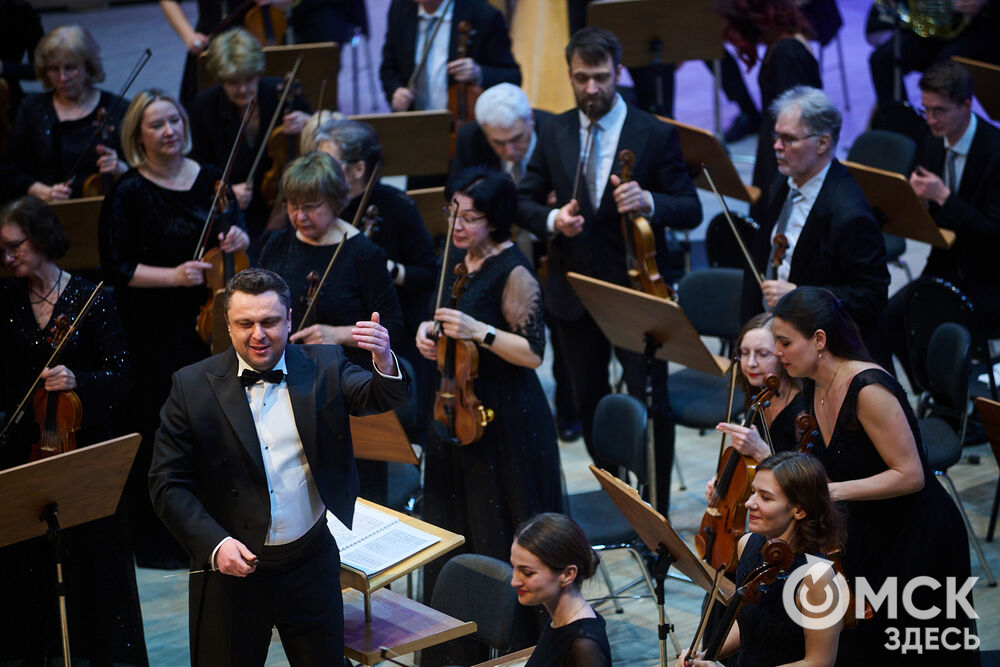 В Омске выступили один из лучших виолончелистов мира, народный артист России Александр Князев и художественный руководитель и главный дирижёр Международного симфонического оркестра "Таврический" Михаил Голиков. Вместе с Омским симфоническим оркестром они исполнили романтические шедевры русской и французской классики. Фото: Илья Петров