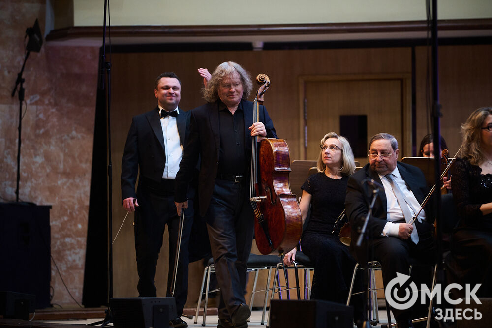 В Омске выступили один из лучших виолончелистов мира, народный артист России Александр Князев и художественный руководитель и главный дирижёр Международного симфонического оркестра "Таврический" Михаил Голиков. Вместе с Омским симфоническим оркестром они исполнили романтические шедевры русской и французской классики. Фото: Илья Петров