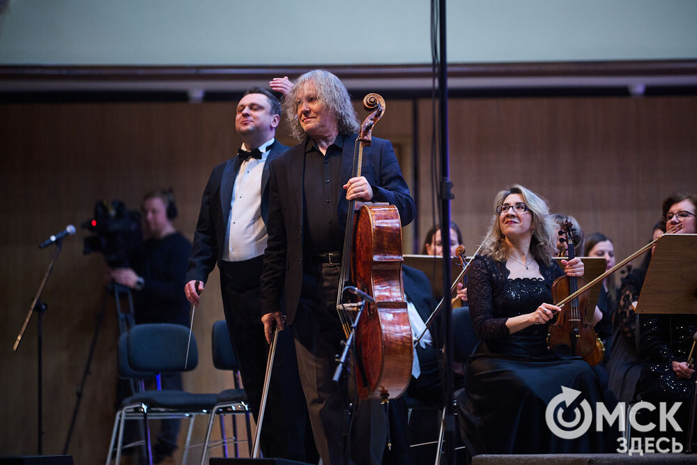 В Омске выступили один из лучших виолончелистов мира, народный артист России Александр Князев и художественный руководитель и главный дирижёр Международного симфонического оркестра "Таврический" Михаил Голиков. Вместе с Омским симфоническим оркестром они исполнили романтические шедевры русской и французской классики. Фото: Илья Петров