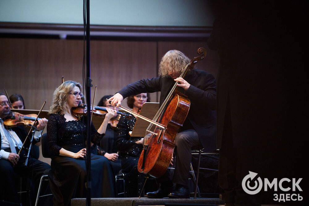 В Омске выступили один из лучших виолончелистов мира, народный артист России Александр Князев и художественный руководитель и главный дирижёр Международного симфонического оркестра "Таврический" Михаил Голиков. Вместе с Омским симфоническим оркестром они исполнили романтические шедевры русской и французской классики. Фото: Илья Петров