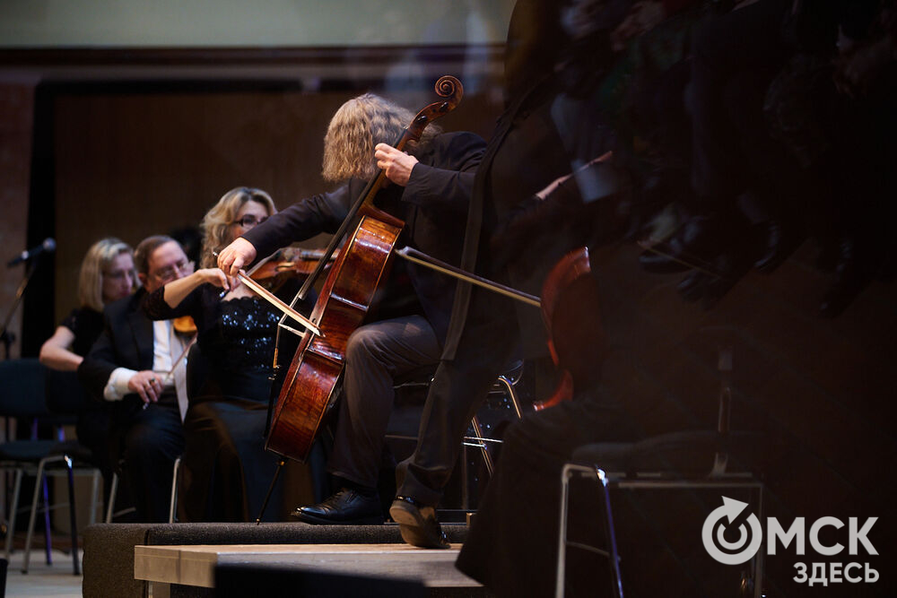 В Омске выступили один из лучших виолончелистов мира, народный артист России Александр Князев и художественный руководитель и главный дирижёр Международного симфонического оркестра "Таврический" Михаил Голиков. Вместе с Омским симфоническим оркестром они исполнили романтические шедевры русской и французской классики. Фото: Илья Петров