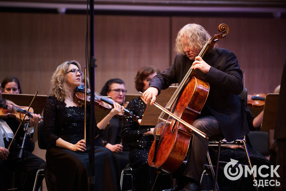 В Омске выступили один из лучших виолончелистов мира, народный артист России Александр Князев и художественный руководитель и главный дирижёр Международного симфонического оркестра "Таврический" Михаил Голиков. Вместе с Омским симфоническим оркестром они исполнили романтические шедевры русской и французской классики. Фото: Илья Петров
