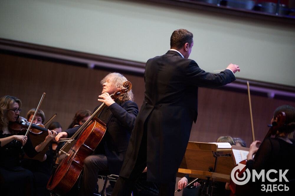 В Омске выступили один из лучших виолончелистов мира, народный артист России Александр Князев и художественный руководитель и главный дирижёр Международного симфонического оркестра "Таврический" Михаил Голиков. Вместе с Омским симфоническим оркестром они исполнили романтические шедевры русской и французской классики. Фото: Илья Петров