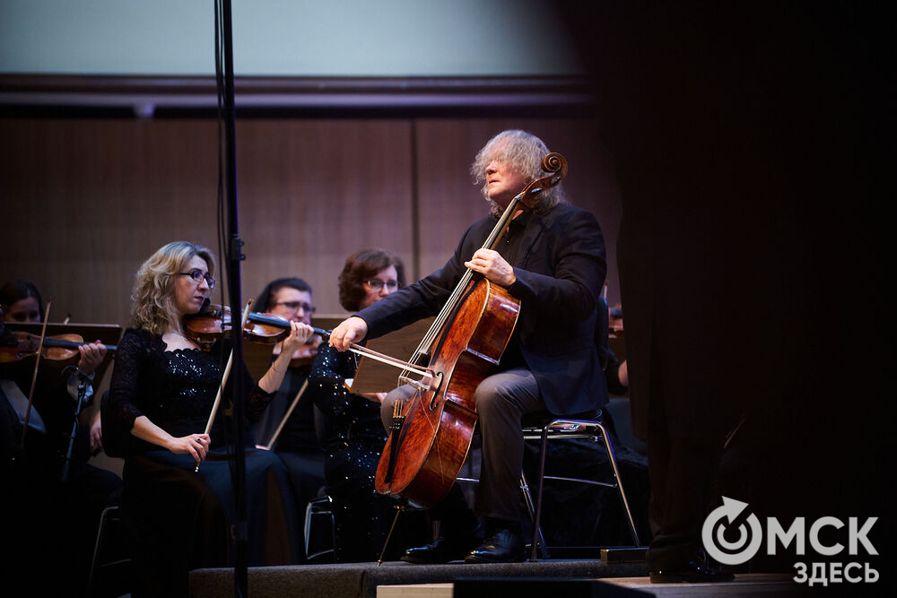 В Омске выступили один из лучших виолончелистов мира, народный артист России Александр Князев и художественный руководитель и главный дирижёр Международного симфонического оркестра "Таврический" Михаил Голиков. Вместе с Омским симфоническим оркестром они исполнили романтические шедевры русской и французской классики. Фото: Илья Петров