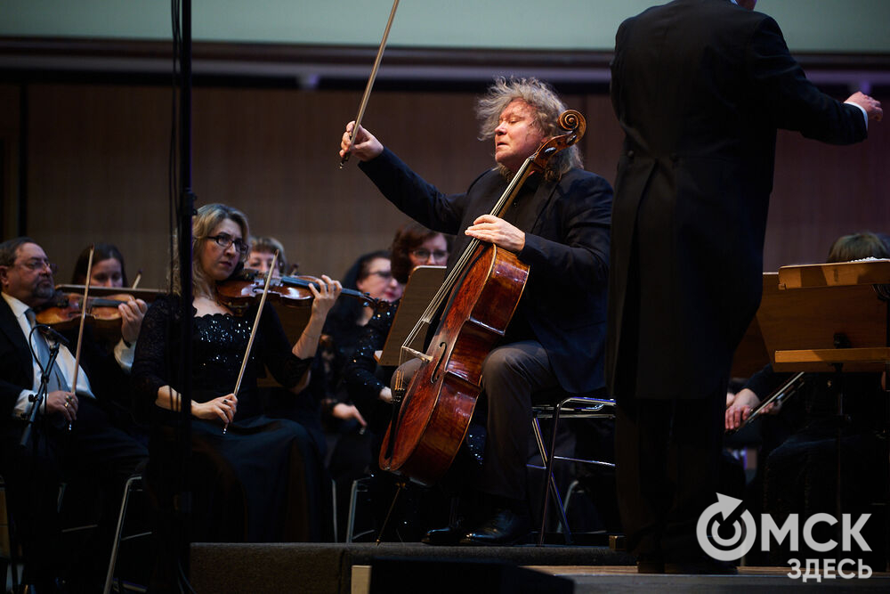 В Омске выступили один из лучших виолончелистов мира, народный артист России Александр Князев и художественный руководитель и главный дирижёр Международного симфонического оркестра "Таврический" Михаил Голиков. Вместе с Омским симфоническим оркестром они исполнили романтические шедевры русской и французской классики. Фото: Илья Петров