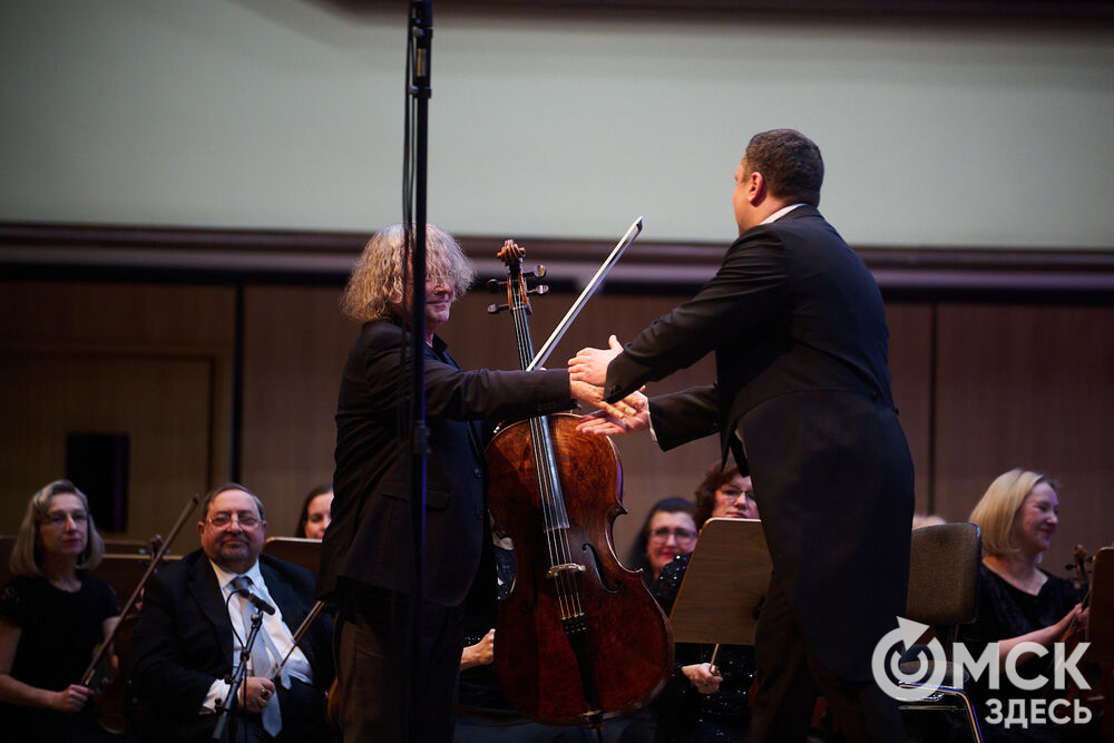 В Омске выступили один из лучших виолончелистов мира, народный артист России Александр Князев и художественный руководитель и главный дирижёр Международного симфонического оркестра "Таврический" Михаил Голиков. Вместе с Омским симфоническим оркестром они исполнили романтические шедевры русской и французской классики. Фото: Илья Петров