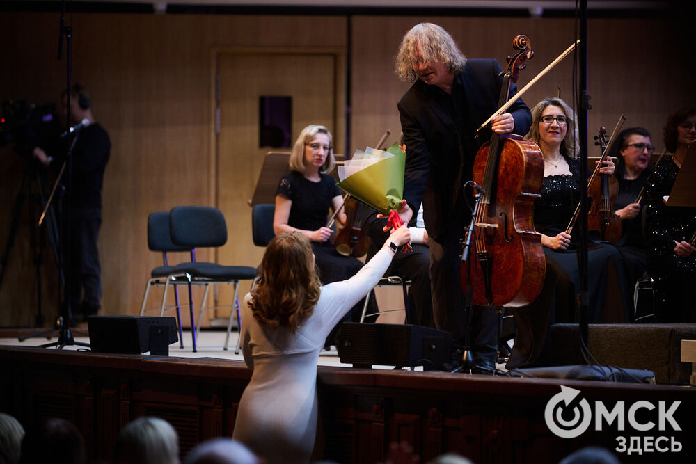 В Омске выступили один из лучших виолончелистов мира, народный артист России Александр Князев и художественный руководитель и главный дирижёр Международного симфонического оркестра "Таврический" Михаил Голиков. Вместе с Омским симфоническим оркестром они исполнили романтические шедевры русской и французской классики. Фото: Илья Петров