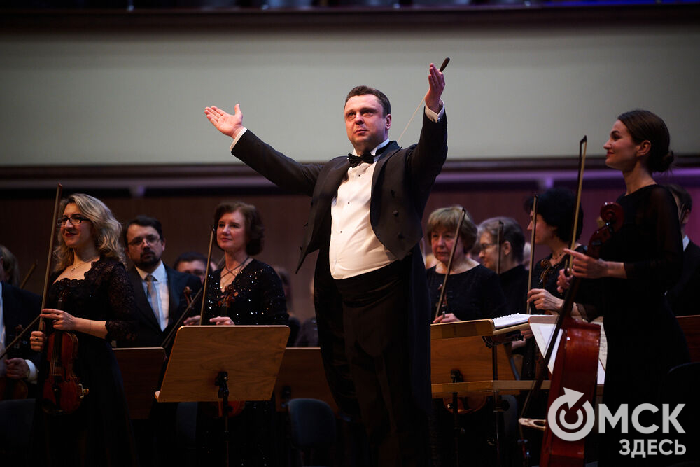 В Омске выступили один из лучших виолончелистов мира, народный артист России Александр Князев и художественный руководитель и главный дирижёр Международного симфонического оркестра "Таврический" Михаил Голиков. Вместе с Омским симфоническим оркестром они исполнили романтические шедевры русской и французской классики. Фото: Илья Петров