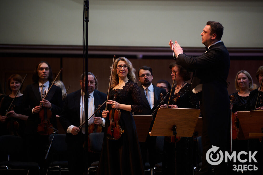 В Омске выступили один из лучших виолончелистов мира, народный артист России Александр Князев и художественный руководитель и главный дирижёр Международного симфонического оркестра "Таврический" Михаил Голиков. Вместе с Омским симфоническим оркестром они исполнили романтические шедевры русской и французской классики. Фото: Илья Петров