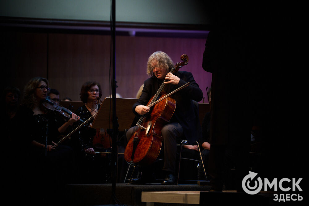 В Омске выступили один из лучших виолончелистов мира, народный артист России Александр Князев и художественный руководитель и главный дирижёр Международного симфонического оркестра "Таврический" Михаил Голиков. Вместе с Омским симфоническим оркестром они исполнили романтические шедевры русской и французской классики. Фото: Илья Петров