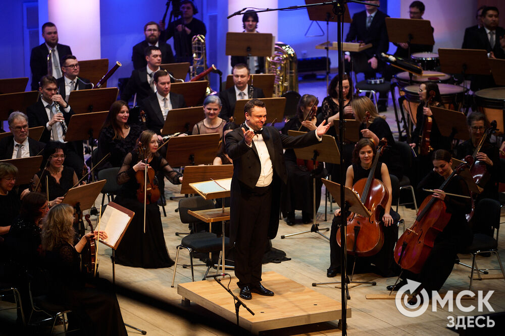 В Омске выступили один из лучших виолончелистов мира, народный артист России Александр Князев и художественный руководитель и главный дирижёр Международного симфонического оркестра "Таврический" Михаил Голиков. Вместе с Омским симфоническим оркестром они исполнили романтические шедевры русской и французской классики. Фото: Илья Петров