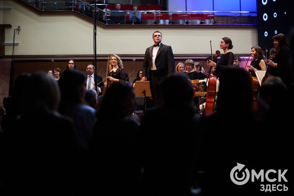 В Омске выступили один из лучших виолончелистов мира, народный артист России Александр Князев и художественный руководитель и главный дирижёр Международного симфонического оркестра "Таврический" Михаил Голиков. Вместе с Омским симфоническим оркестром они исполнили романтические шедевры русской и французской классики. Фото: Илья Петров