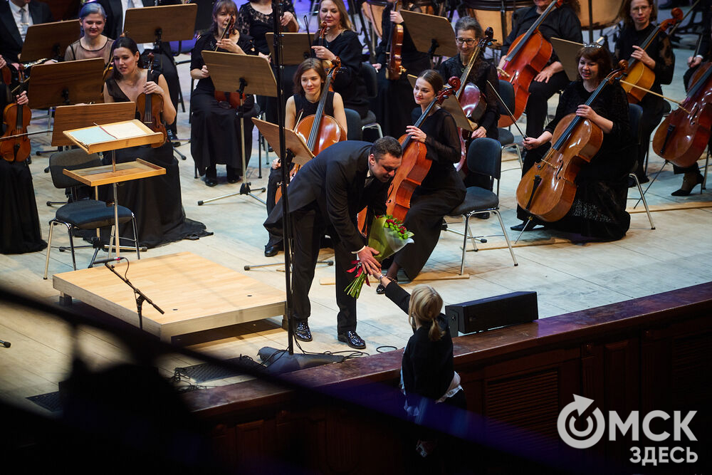 В Омске выступили один из лучших виолончелистов мира, народный артист России Александр Князев и художественный руководитель и главный дирижёр Международного симфонического оркестра "Таврический" Михаил Голиков. Вместе с Омским симфоническим оркестром они исполнили романтические шедевры русской и французской классики. Фото: Илья Петров