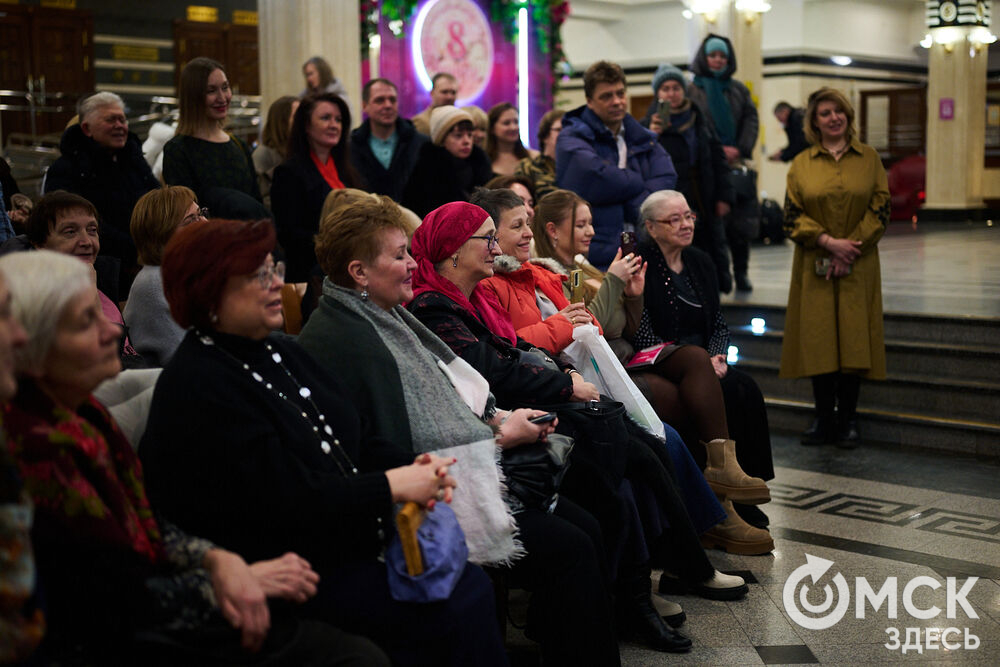 В Омске выступили один из лучших виолончелистов мира, народный артист России Александр Князев и художественный руководитель и главный дирижёр Международного симфонического оркестра "Таврический" Михаил Голиков. Вместе с Омским симфоническим оркестром они исполнили романтические шедевры русской и французской классики. Фото: Илья Петров