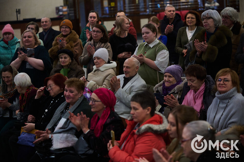 В Омске выступили один из лучших виолончелистов мира, народный артист России Александр Князев и художественный руководитель и главный дирижёр Международного симфонического оркестра "Таврический" Михаил Голиков. Вместе с Омским симфоническим оркестром они исполнили романтические шедевры русской и французской классики. Фото: Илья Петров