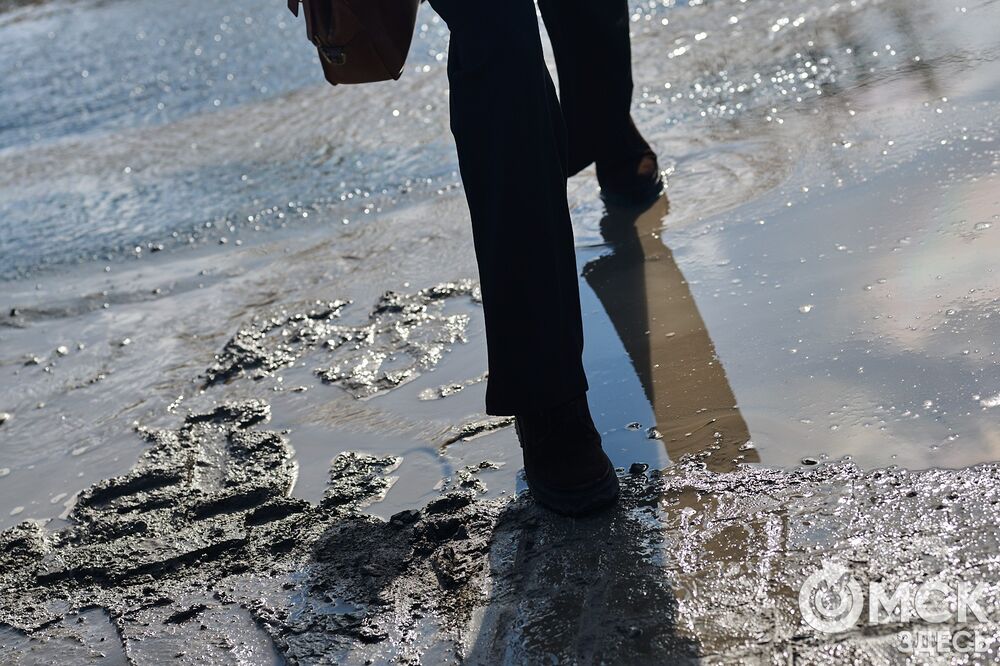 В Омске появились первые проталины - город превратился в полосу препятствий. Фото: Илья Петров
