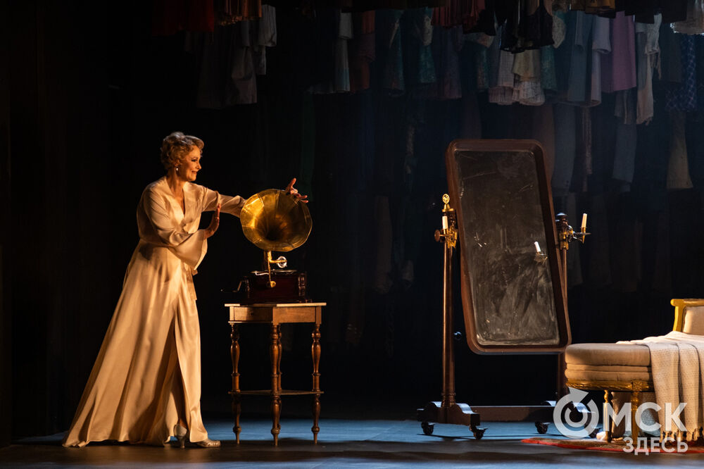 "Истории" Московского театра им. Вл. Маяковского на сцене Омского Музыкального. Открываем "Его величество Театр"