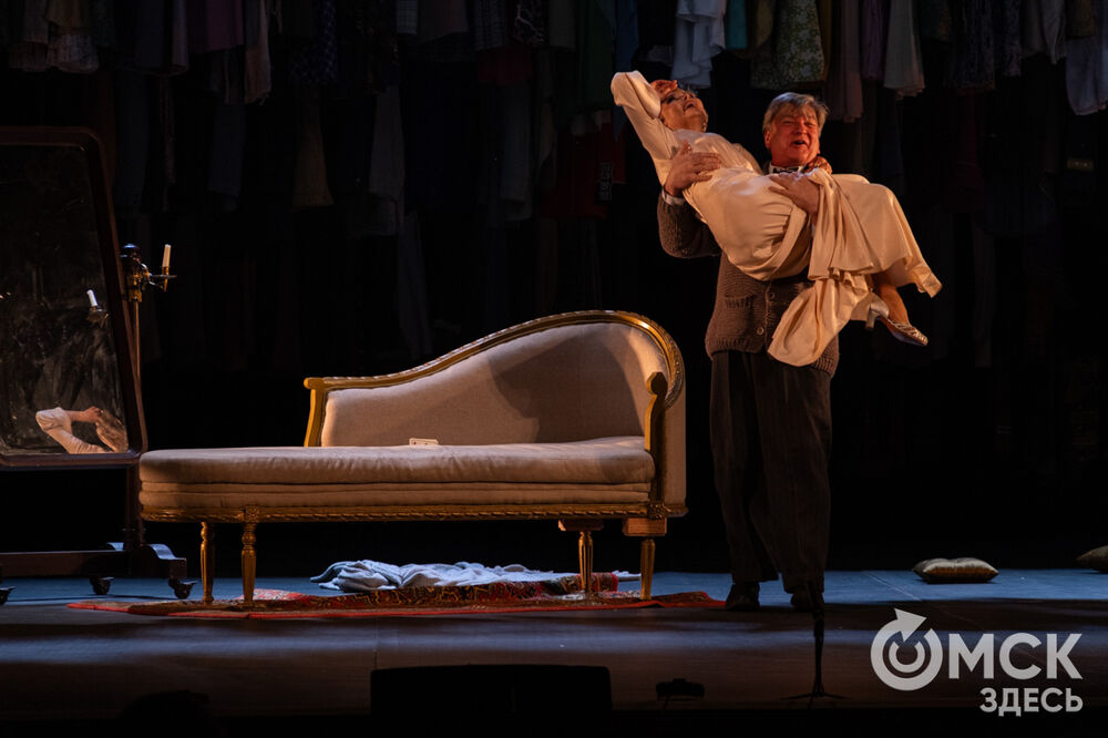 "Истории" Московского театра им. Вл. Маяковского на сцене Омского Музыкального. Открываем "Его величество Театр"