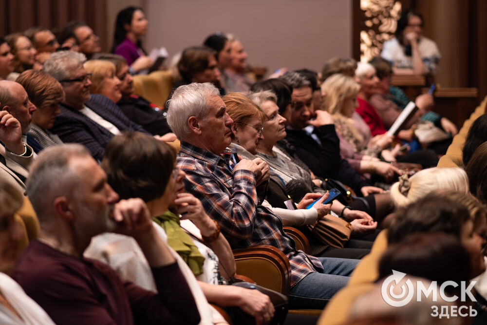 Воркутинский драматический театр имени Б.А. Мордвинова представил омскому зрителю постановку о том, чего стоило с нуля создать театр в разгар Великой Отечественной войны в условиях ГУЛАГа. Фото: Елизавета Медведева