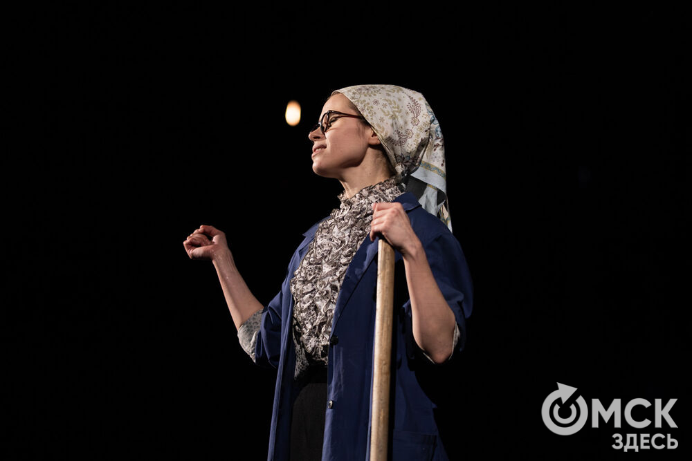 Воркутинский драматический театр имени Б.А. Мордвинова представил омскому зрителю постановку о том, чего стоило с нуля создать театр в разгар Великой Отечественной войны в условиях ГУЛАГа. Фото: Елизавета Медведева