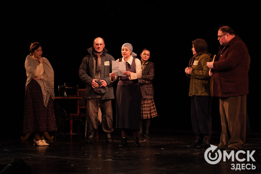 Воркутинский драматический театр имени Б.А. Мордвинова представил омскому зрителю постановку о том, чего стоило с нуля создать театр в разгар Великой Отечественной войны в условиях ГУЛАГа. Фото: Елизавета Медведева