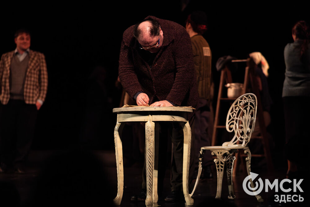Воркутинский драматический театр имени Б.А. Мордвинова представил омскому зрителю постановку о том, чего стоило с нуля создать театр в разгар Великой Отечественной войны в условиях ГУЛАГа. Фото: Елизавета Медведева