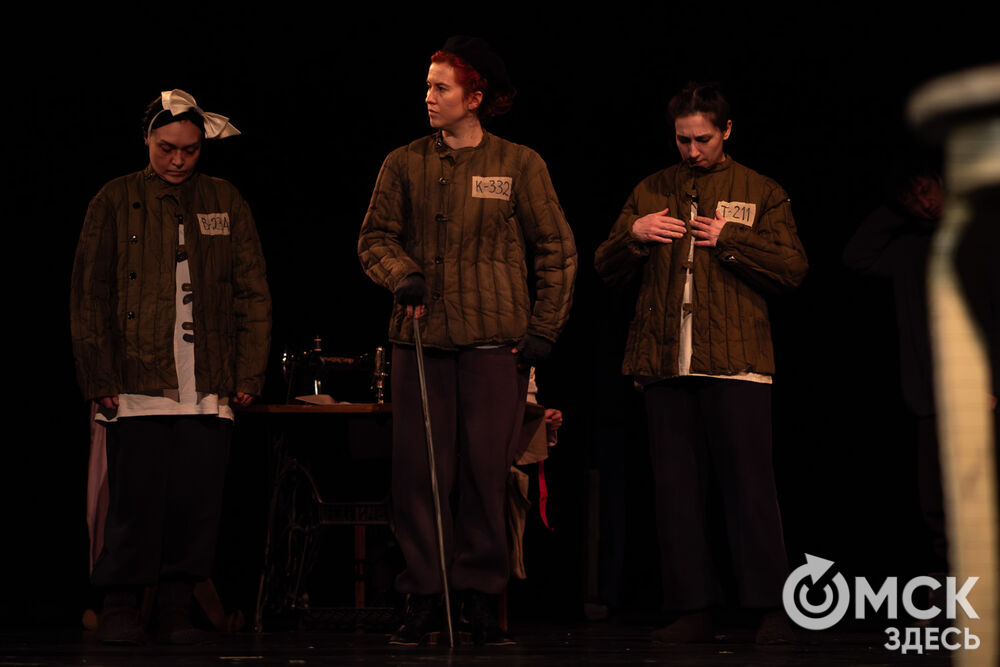 Воркутинский драматический театр имени Б.А. Мордвинова представил омскому зрителю постановку о том, чего стоило с нуля создать театр в разгар Великой Отечественной войны в условиях ГУЛАГа. Фото: Елизавета Медведева