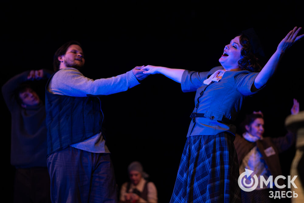 Воркутинский драматический театр имени Б.А. Мордвинова представил омскому зрителю постановку о том, чего стоило с нуля создать театр в разгар Великой Отечественной войны в условиях ГУЛАГа. Фото: Елизавета Медведева