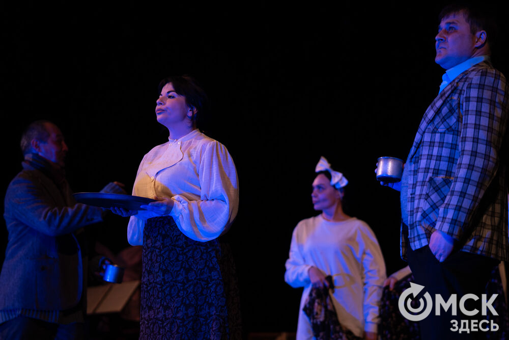 Воркутинский драматический театр имени Б.А. Мордвинова представил омскому зрителю постановку о том, чего стоило с нуля создать театр в разгар Великой Отечественной войны в условиях ГУЛАГа. Фото: Елизавета Медведева
